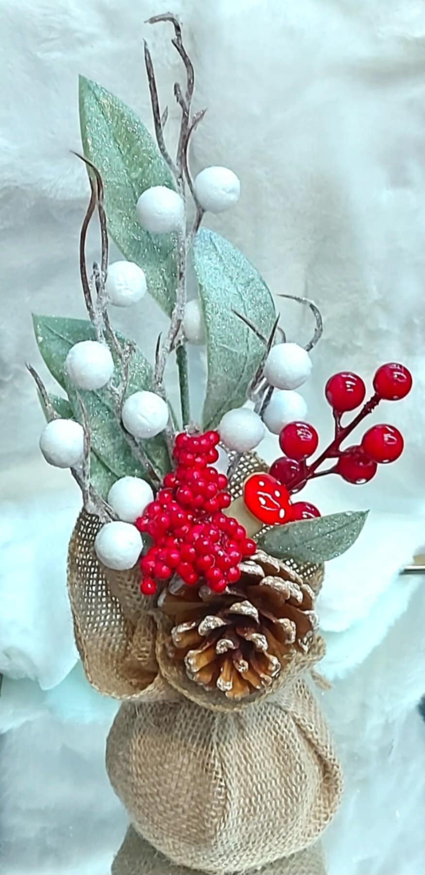 Aranjament Decorativ de Crăciun cu Boabe Roșii și Conă de Brad - 30cm